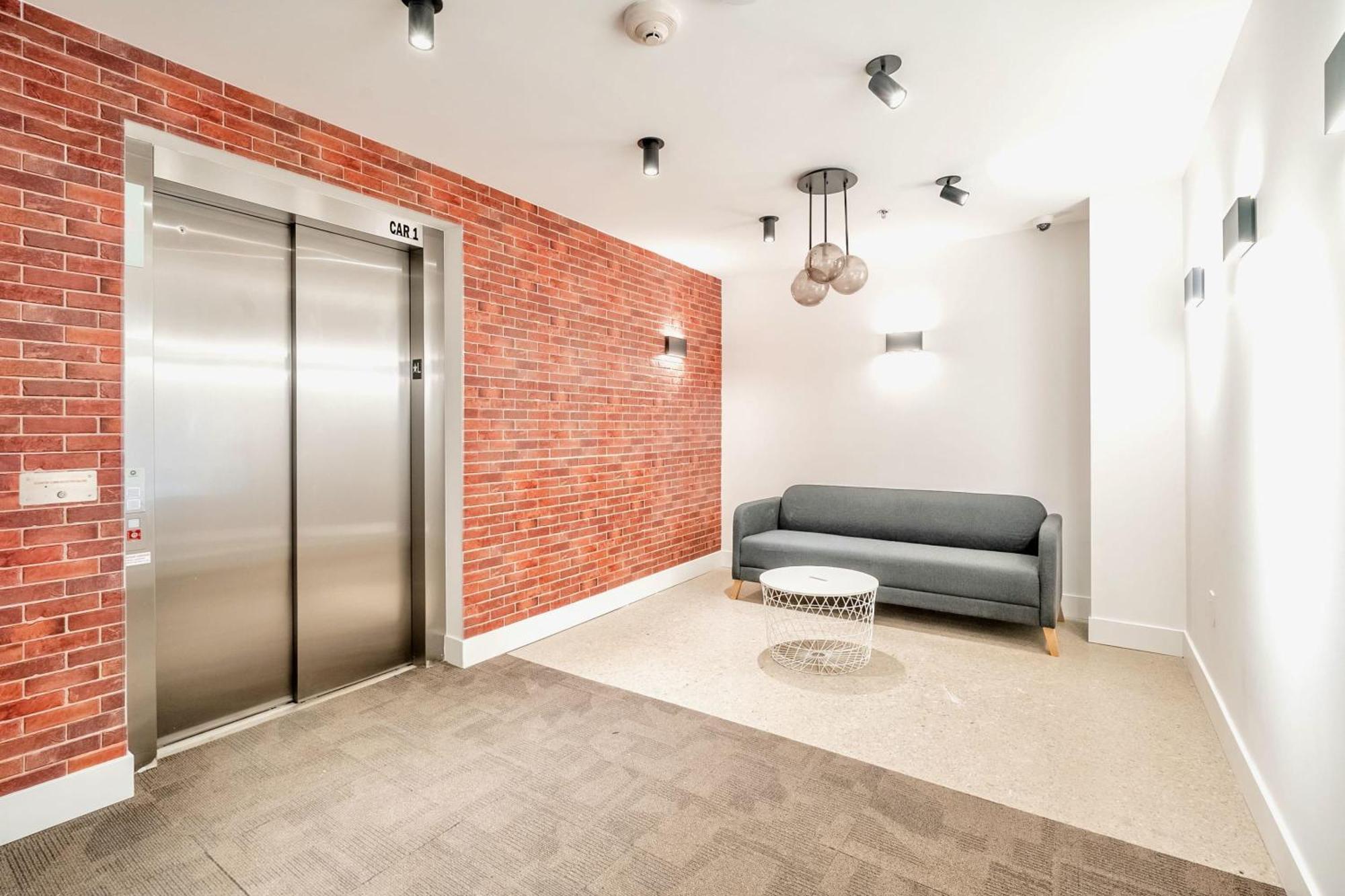 Spacious 2Br Apartment - Regent Park Near Downtown トロント エクステリア 写真